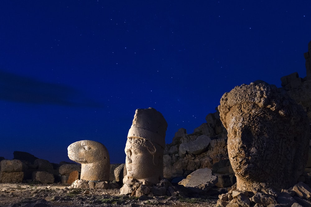 Nemrut Dağı: Uygarlıkların Kavşağında Yükselen Tanrıların Tahtı