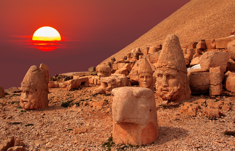 Nemrut Dağı: Uygarlıkların Kavşağında Yükselen Tanrıların Tahtı